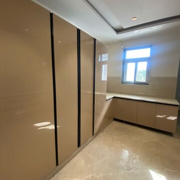 Room in 4 BHK Builder Floor at Sector 21a – for Rent