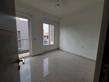 Room in 3 BHK Apartment at Smart World Orchard, Sector 61 – for Rent