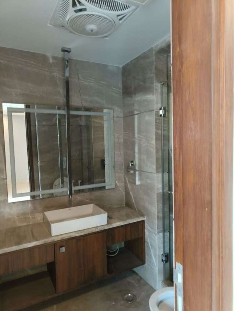 Bathroom, kalkaji 3 Bedroom 1800 Sq.Yd. Builder Floor In Kalkaji Delhi 10057187