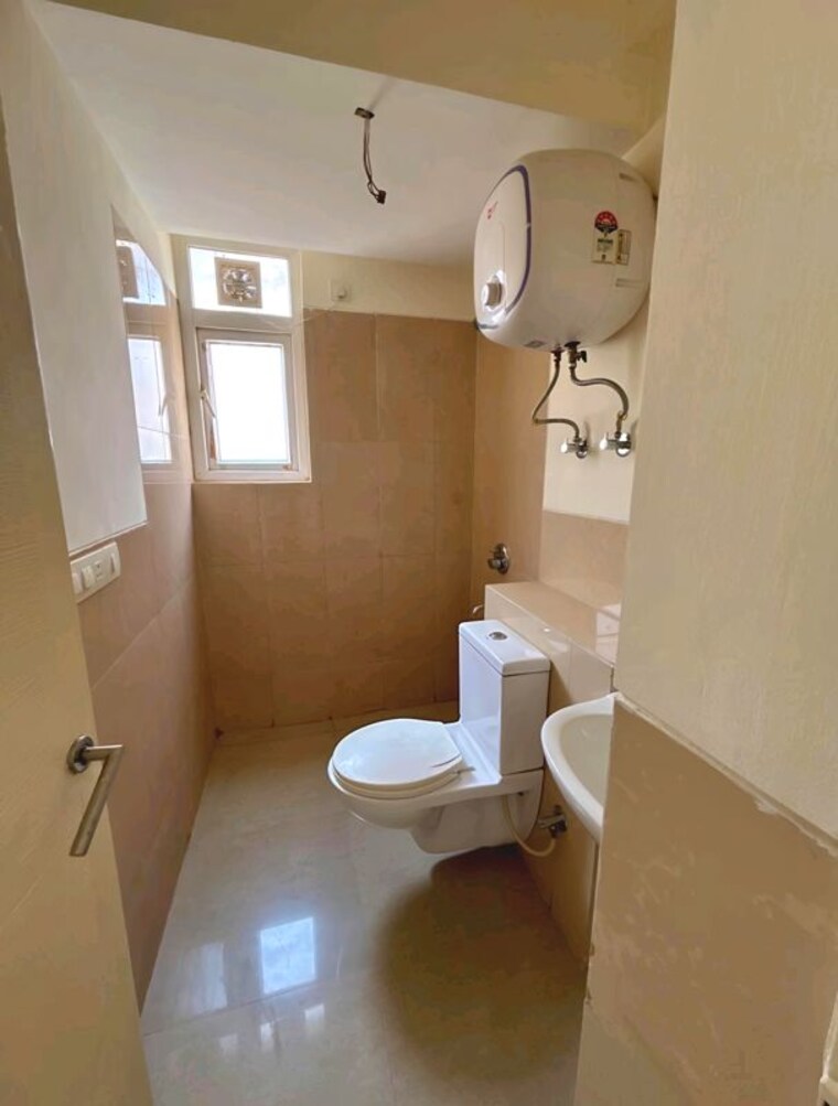 Bathroom, emaar-emerald-floors-premier 4 Bedroom 1975 Sq.Ft. Apartment In Sector 65 Gurgaon 10068206