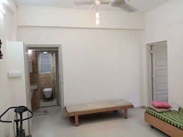 Room in 4 BHK Apartment at Andheri East – for Rent