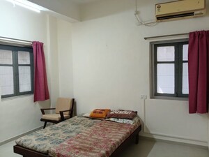 Bedroom in 4 BHK Apartment at Andheri East – for Rent