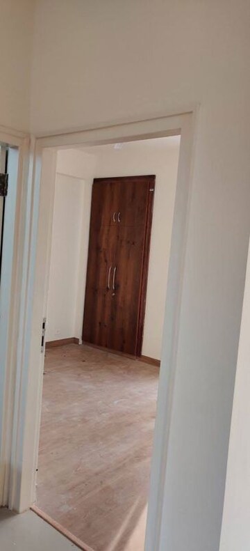 Room in 2.5 BHK Apartment at Microtek Greenburg, Sector 86 – for Sale