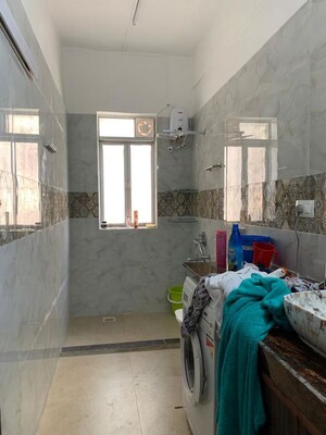 Parking in 1 BHK Apartment at Jorawar Bhavan, Marine Lines – for Rent