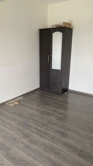 Room in 1.5 BHK Apartment at Hubtown Hill Crest, Andheri East – for Sale