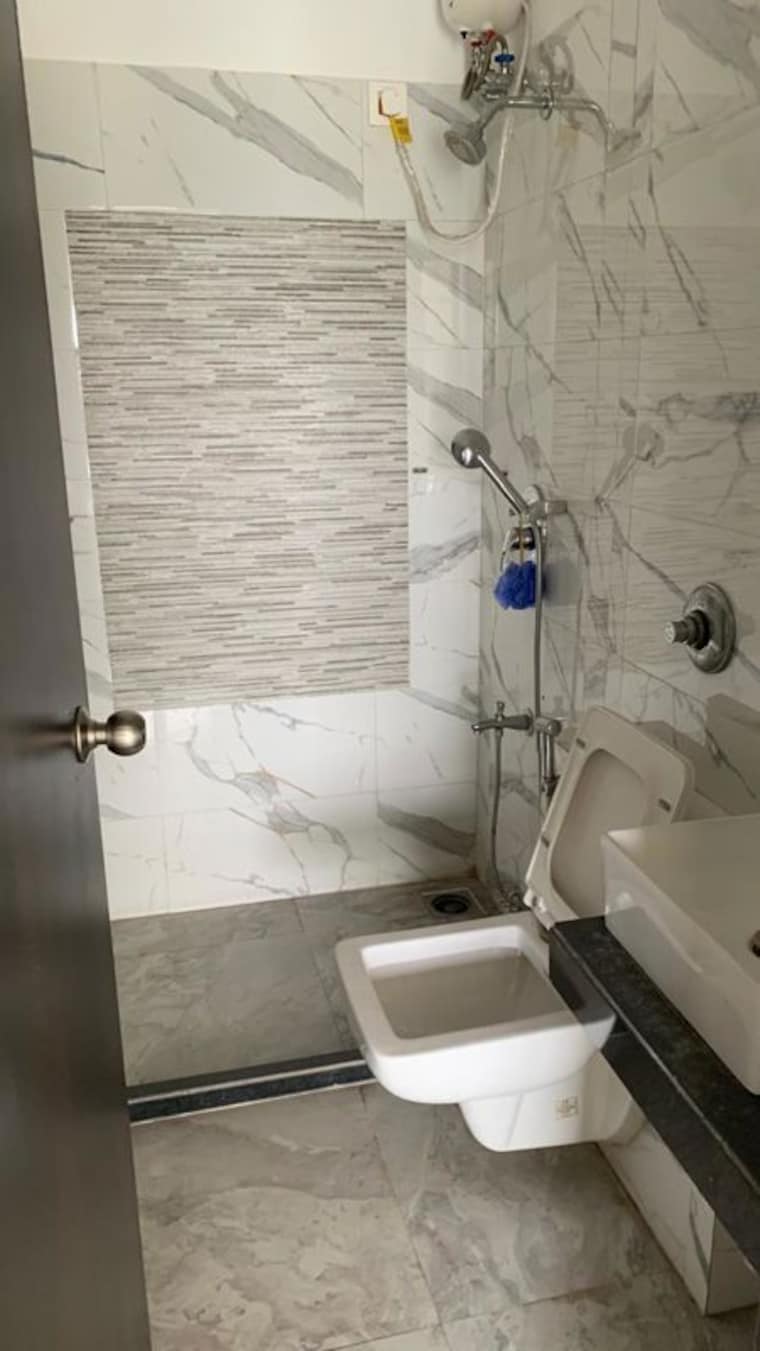 Bathroom, hubtown-hill-crest 1.5 Bedroom 737 Sq.Ft. Apartment In Andheri East Mumbai 9193045