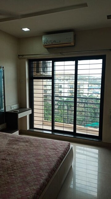 Room in 3 BHK Apartment at K Raheja Heights, Malad East – for Rent