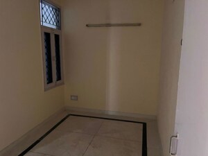 Room in 3 BHK Apartment at Sushant Lok ii – for Rent