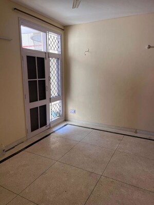 Room in 3 BHK Apartment at Sushant Lok ii – for Rent