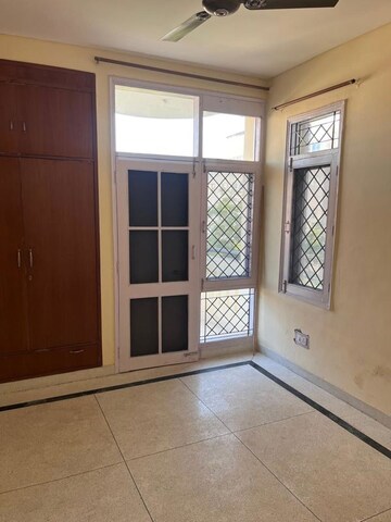 Room in 3 BHK Apartment at Sushant Lok ii – for Rent