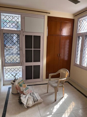 Room in 3 BHK Apartment at Sushant Lok ii – for Rent