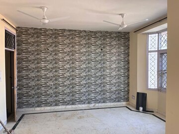 Room in 3 BHK Apartment at Sushant Lok ii – for Rent