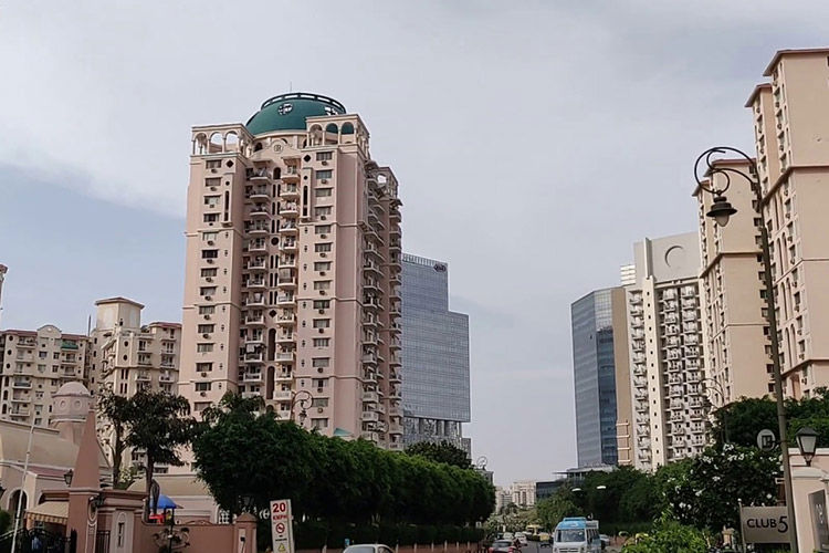 4 BHK + Servant Room Apartment For Rent in DLF Trinity Towers