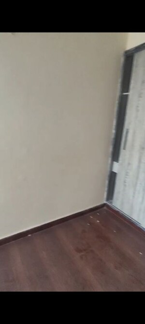 Furnished Amenities in 3 BHK Apartment at Mapsko Paradise, Sector 83 – for Sale