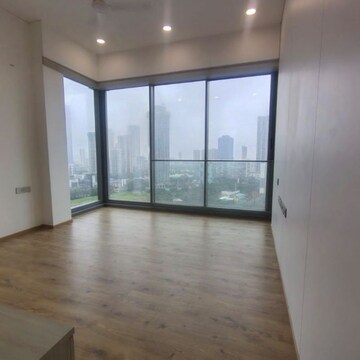 Room in 4 BHK Apartment at Prabhadevi – for Rent