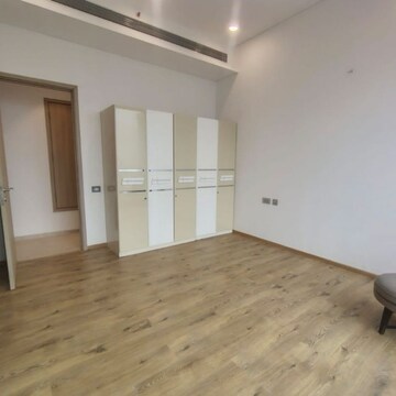 Room in 4 BHK Apartment at Prabhadevi – for Rent