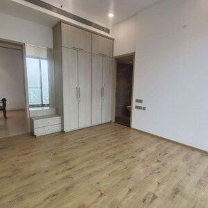 Room in 4 BHK Apartment at Prabhadevi – for Rent