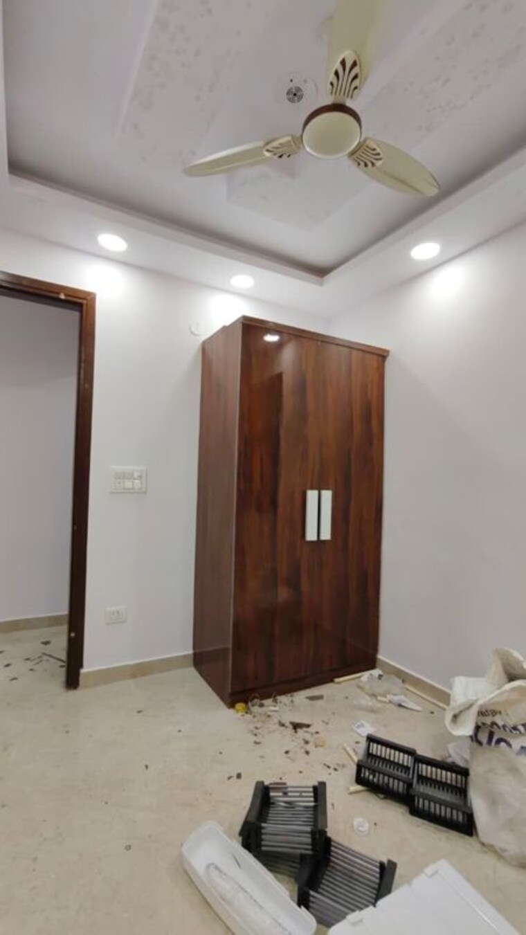 Room, govindpuri 3 Bedroom 100 Sq.Yd. Builder Floor In Govindpuri Delhi 10060955