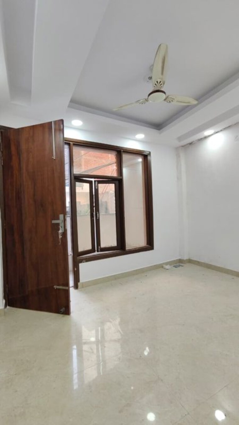 Room, govindpuri 3 Bedroom 100 Sq.Yd. Builder Floor In Govindpuri Delhi 10060955