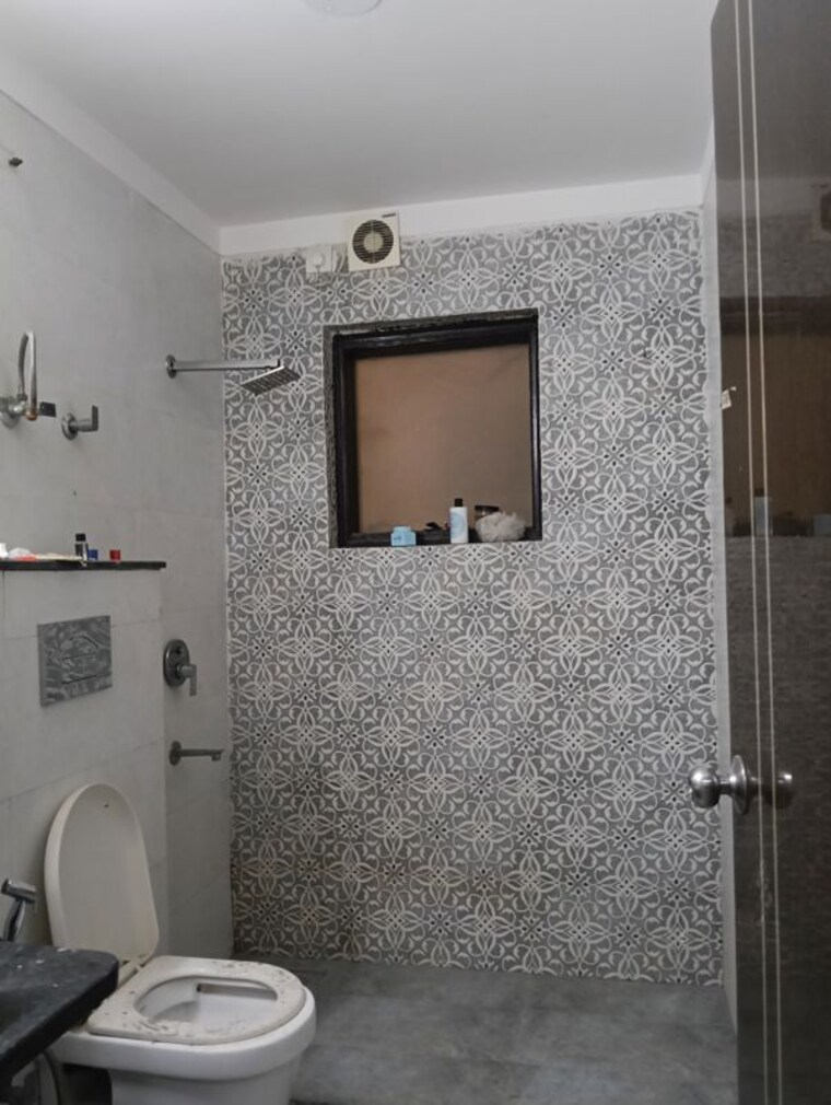 Bathroom, sector 14 3 Bedroom 1200 Sq.Ft. Builder Floor In Sector 14 Gurgaon 10069985