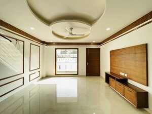 Kitchen in 3 BHK Builder Floor at BPTP Parkland Pride, Sector 77 – for Sale