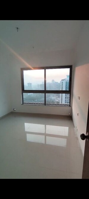 Room in 2 BHK Apartment at Lodha Amara, Kolshet Road – for Rent