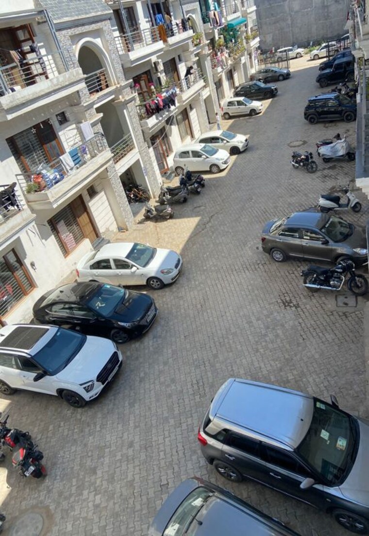 Parking, sunny enclave 3 Bedroom 75 Sq.Yd. Builder Floor In Sunny Enclave Mohali 10070614