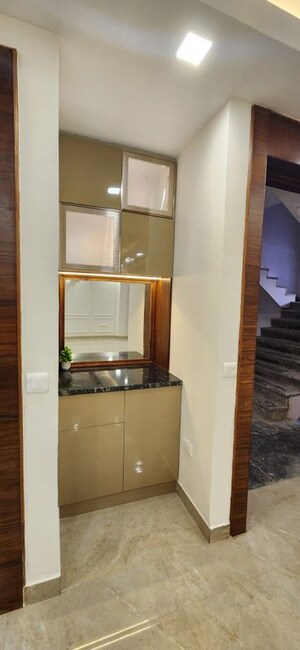 Furnished Amenities in 3 BHK Builder Floor at BPTP Parkland Pride, Sector 77 – for Sale