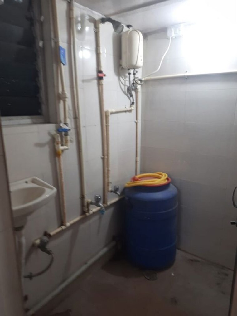 Bathroom, khar west 1 RK 200 Sq.Ft. Apartment In Khar West Mumbai 10070506