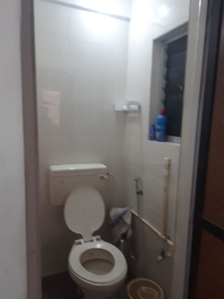 Bathroom, khar west 1 RK 200 Sq.Ft. Apartment In Khar West Mumbai 10070506