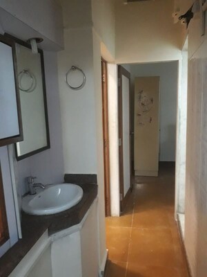 Bathroom in 1.5 BHK Apartment at Upper Worli – for Rent