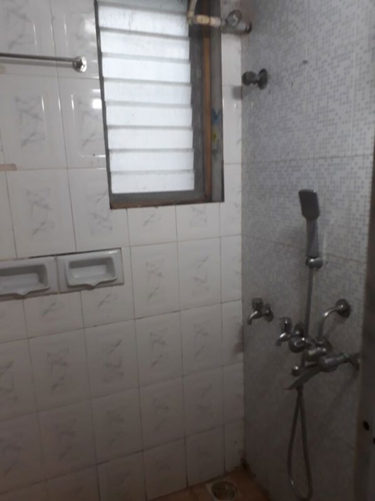 Bathroom, upper worli 1.5 Bedroom 550 Sq.Ft. Apartment In Upper Worli Mumbai 10070656