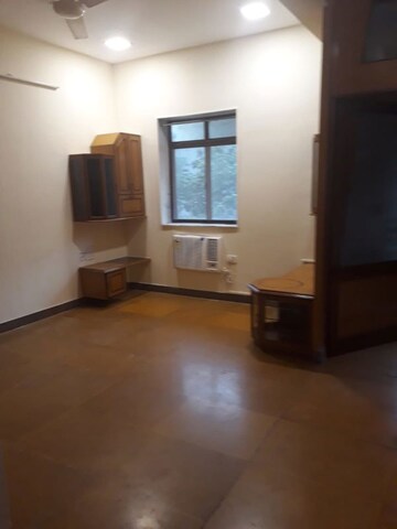 Room in 1.5 BHK Apartment at Upper Worli – for Rent