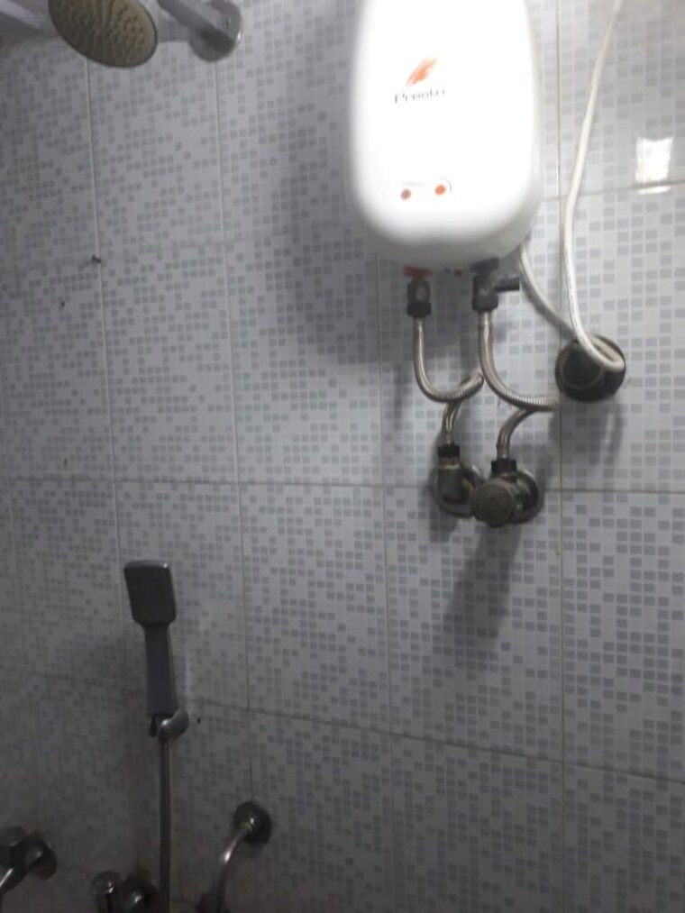 Bathroom, upper worli 1.5 Bedroom 550 Sq.Ft. Apartment In Upper Worli Mumbai 10070656