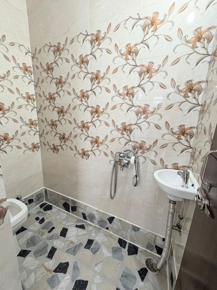 Bathroom, govindpuri 2 Bedroom 850 Sq.Ft. Builder Floor In Govindpuri Delhi 10070779
