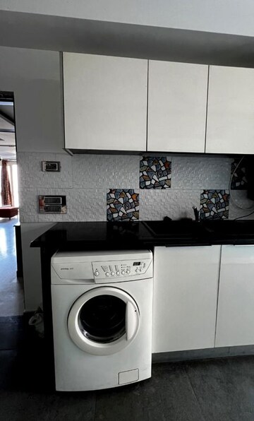 Team Area in 4 BHK Apartment at DLF Belvedere Towers, Sector 24 – for Sale