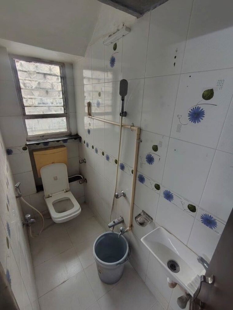 Attached Bathroom, dadar west 1 Bedroom 600 Sq.Ft. Apartment In Dadar West Mumbai 10070866