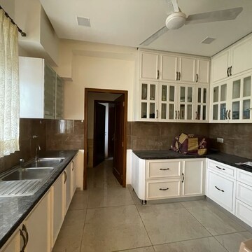 Kitchen in 4 BHK Villa at BPTP Amstoria, Sector 102 – for Rent