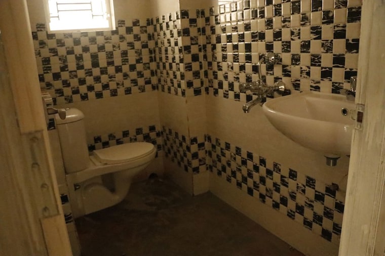 Bathroom, bangur avenue 1 Bedroom 550 Sq.Ft. Builder Floor In Bangur Avenue Kolkata 10070979