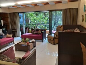 Living Room in 3 BHK Apartment at Santacruz West – for Rent