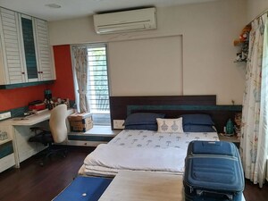 Room in 3 BHK Apartment at Santacruz West – for Rent