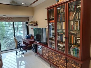 Room in 3 BHK Apartment at Santacruz West – for Rent