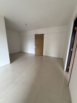 Room in 2 BHK Apartment at Godrej Tranquil, Kandivali East – for Rent