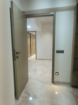 Room in 3 BHK Apartment at Prabhadevi – for Rent