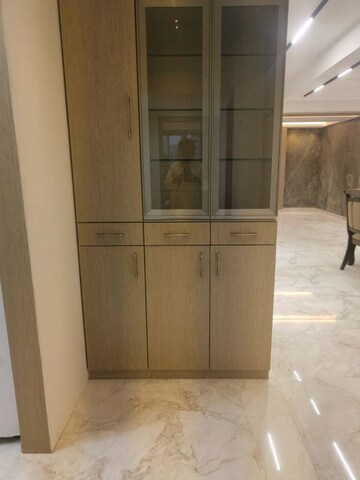 Room in 3 BHK Apartment at Prabhadevi – for Rent