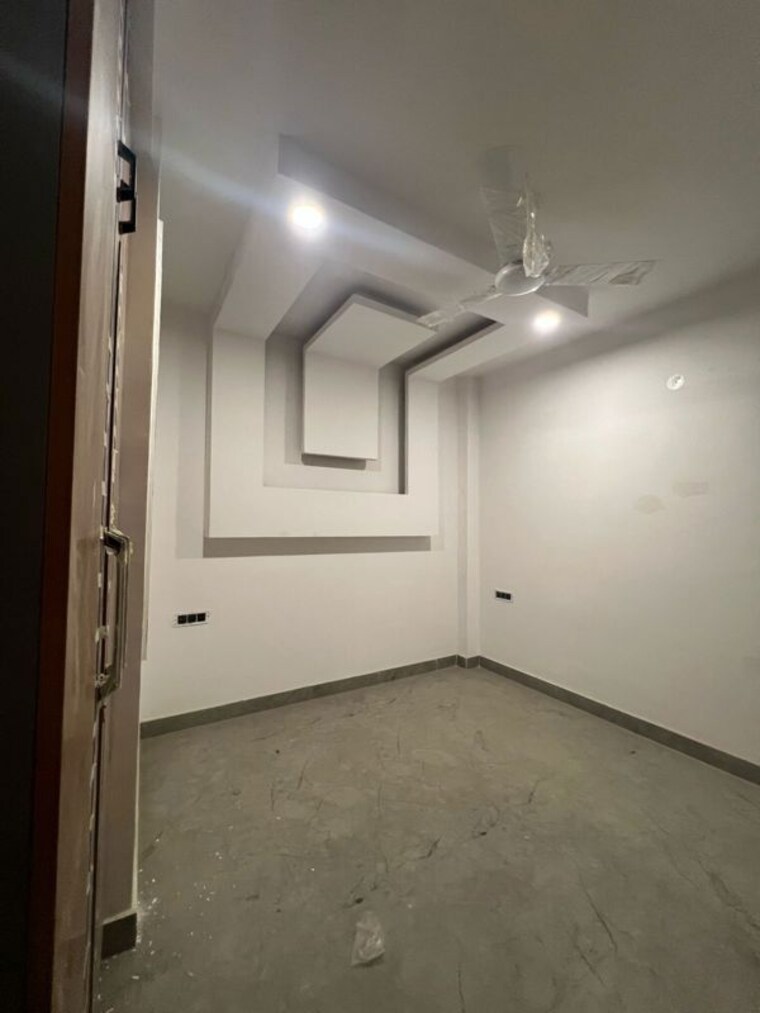 Room, govindpuri 3 Bedroom 100 Sq.Yd. Builder Floor In Govindpuri Delhi 10071183