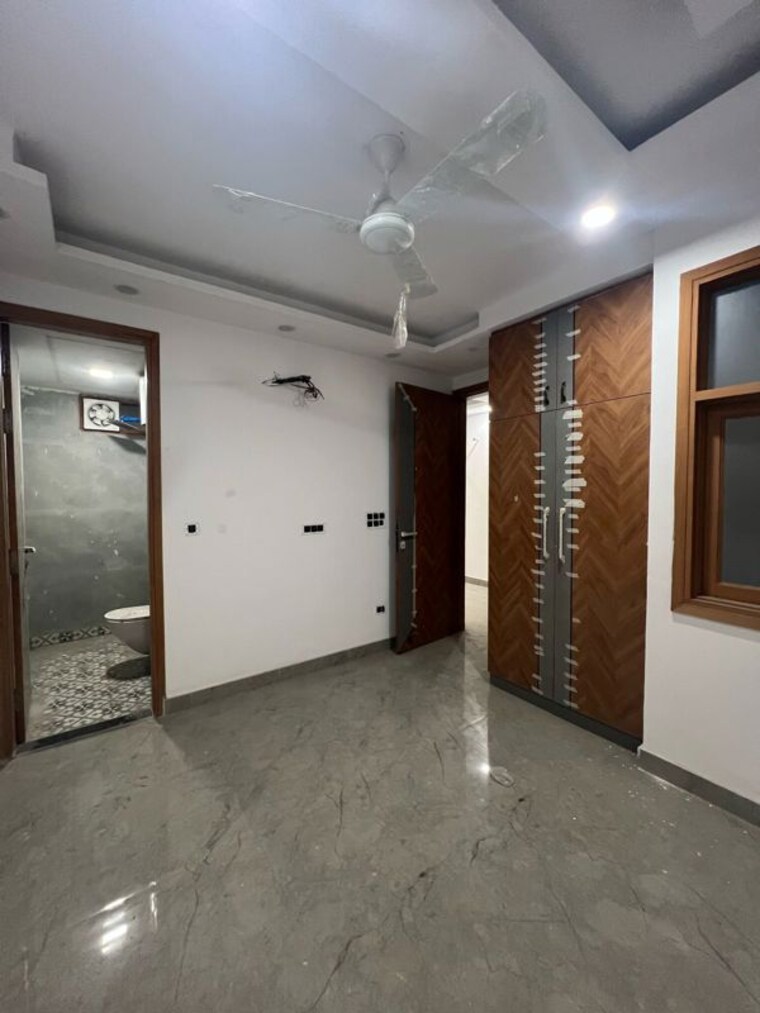 Room, govindpuri 3 Bedroom 100 Sq.Yd. Builder Floor In Govindpuri Delhi 10071183