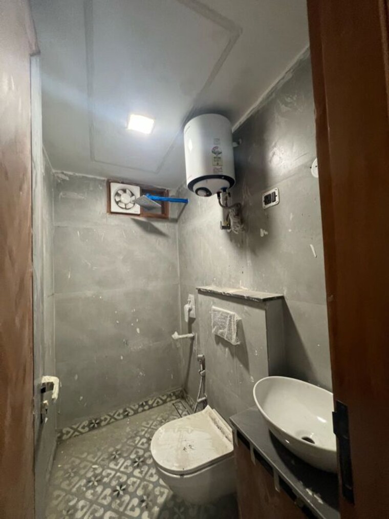 Bathroom, govindpuri 3 Bedroom 100 Sq.Yd. Builder Floor In Govindpuri Delhi 10071183