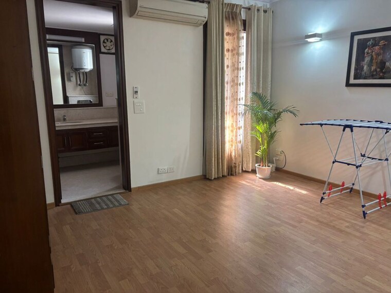 Room, defence colony 3 Bedroom 325 Sq.Yd. Builder Floor In Defence Colony Delhi 10071471