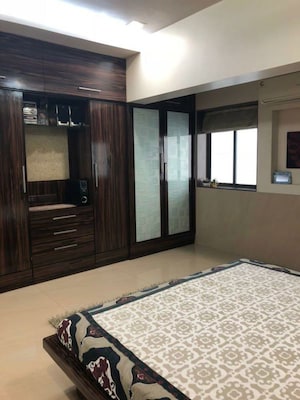 Room in 5 BHK Villa at Andheri West – for Sale